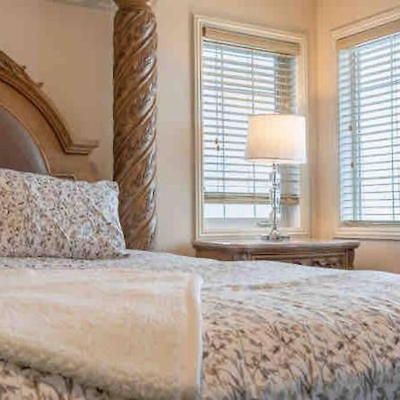 הוילה YYC 2500 Sq House In Springbank Hill Bl 261818 מראה חיצוני תמונה