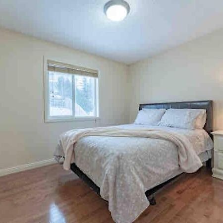 הוילה YYC 2500 Sq House In Springbank Hill Bl 261818 מראה חיצוני תמונה