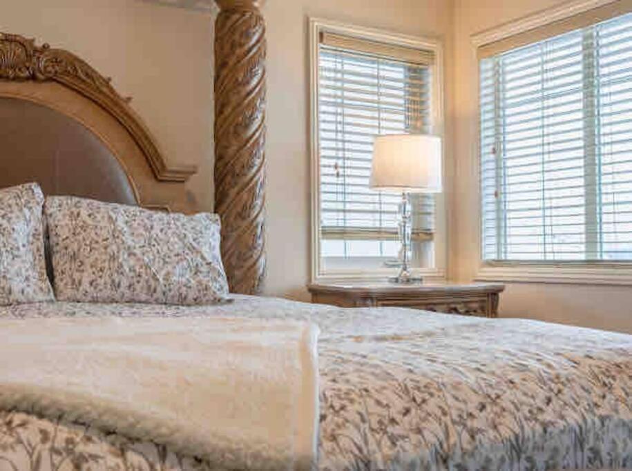 הוילה YYC 2500 Sq House In Springbank Hill Bl 261818 מראה חיצוני תמונה