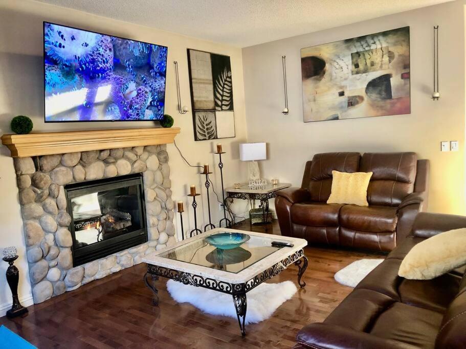 הוילה YYC 2500 Sq House In Springbank Hill Bl 261818 מראה חיצוני תמונה