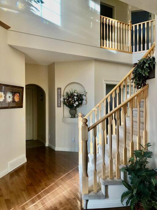 הוילה YYC 2500 Sq House In Springbank Hill Bl 261818 מראה חיצוני תמונה