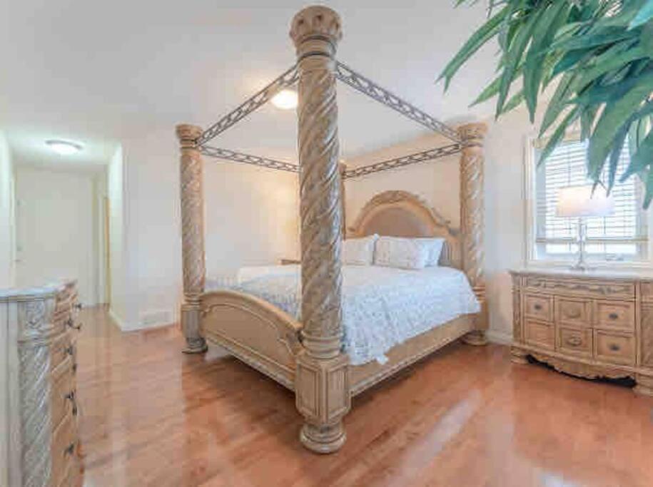 הוילה YYC 2500 Sq House In Springbank Hill Bl 261818 מראה חיצוני תמונה