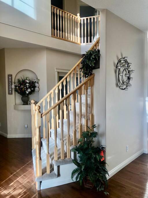 הוילה YYC 2500 Sq House In Springbank Hill Bl 261818 מראה חיצוני תמונה