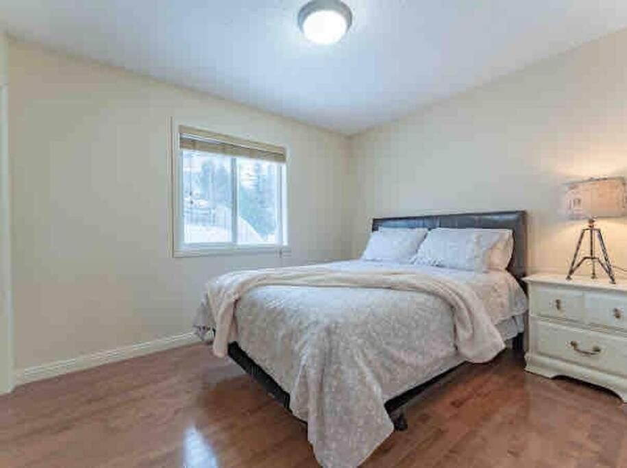 הוילה YYC 2500 Sq House In Springbank Hill Bl 261818 מראה חיצוני תמונה