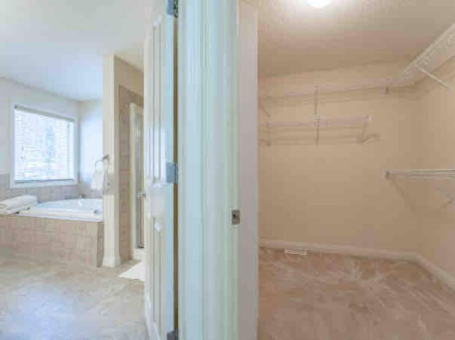הוילה YYC 2500 Sq House In Springbank Hill Bl 261818 מראה חיצוני תמונה