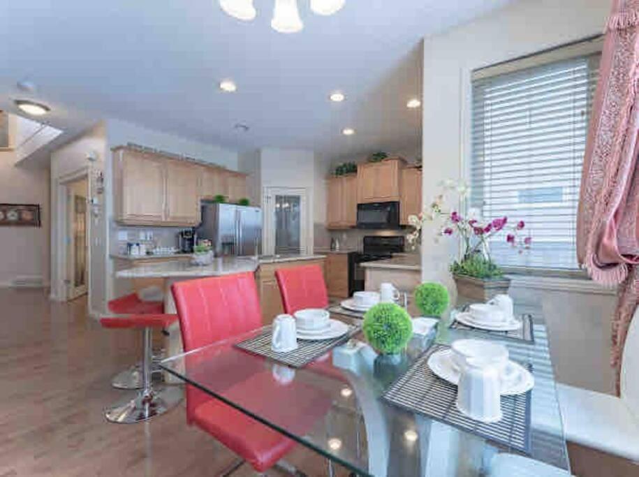 הוילה YYC 2500 Sq House In Springbank Hill Bl 261818 מראה חיצוני תמונה