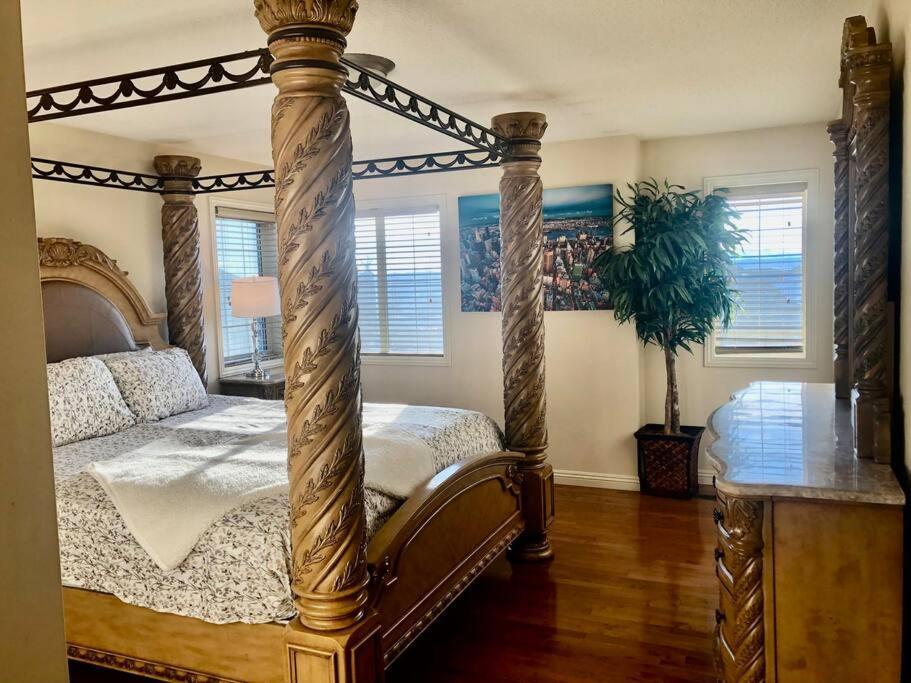 הוילה YYC 2500 Sq House In Springbank Hill Bl 261818 מראה חיצוני תמונה