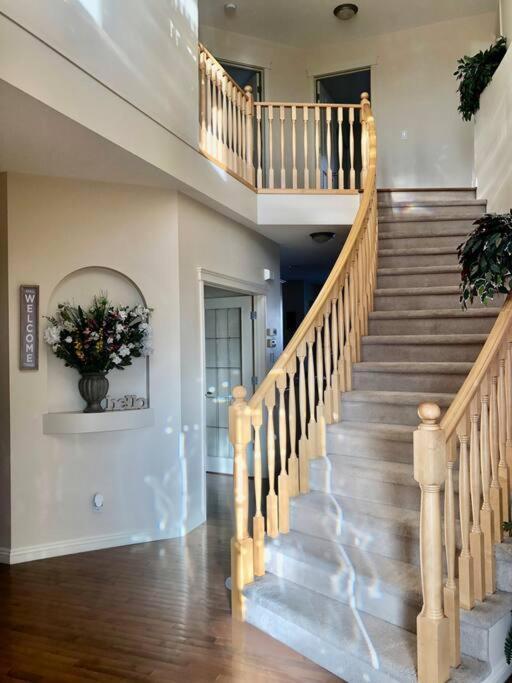 הוילה YYC 2500 Sq House In Springbank Hill Bl 261818 מראה חיצוני תמונה