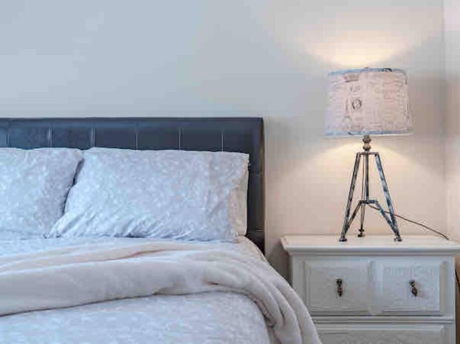 הוילה YYC 2500 Sq House In Springbank Hill Bl 261818 מראה חיצוני תמונה