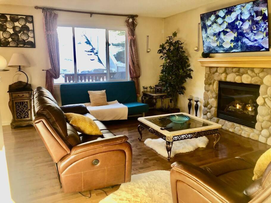 הוילה YYC 2500 Sq House In Springbank Hill Bl 261818 מראה חיצוני תמונה