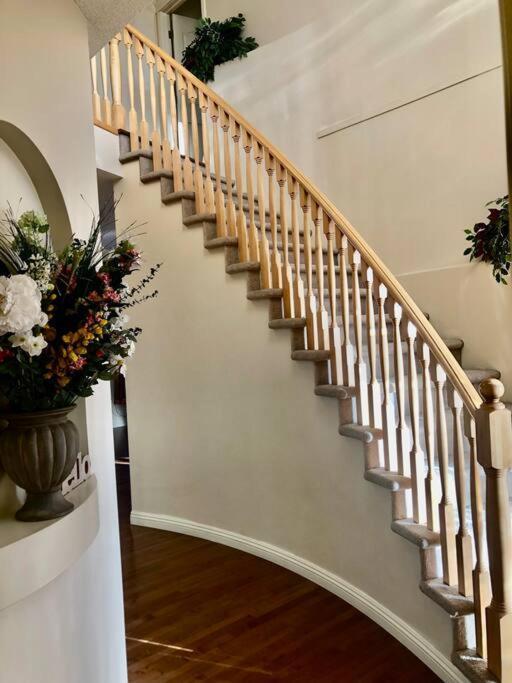 הוילה YYC 2500 Sq House In Springbank Hill Bl 261818 מראה חיצוני תמונה