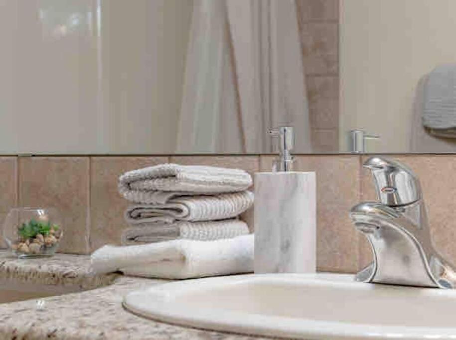 הוילה YYC 2500 Sq House In Springbank Hill Bl 261818 מראה חיצוני תמונה