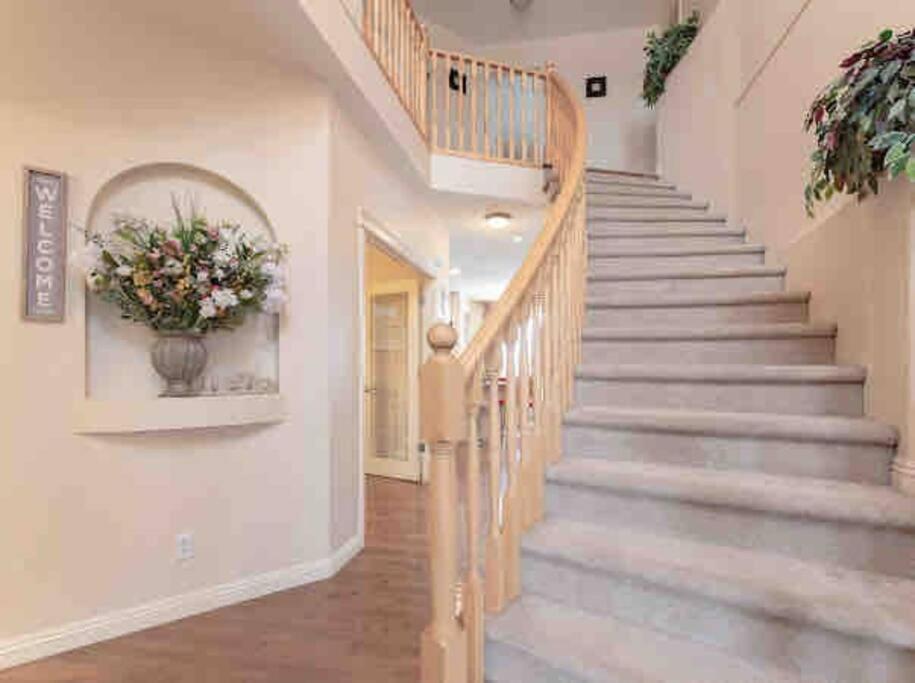 הוילה YYC 2500 Sq House In Springbank Hill Bl 261818 מראה חיצוני תמונה