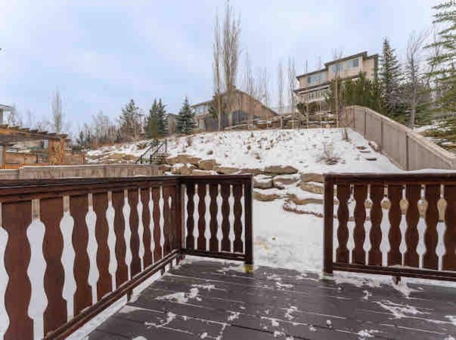 הוילה YYC 2500 Sq House In Springbank Hill Bl 261818 מראה חיצוני תמונה