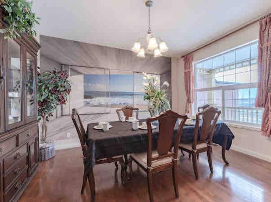 הוילה YYC 2500 Sq House In Springbank Hill Bl 261818 מראה חיצוני תמונה