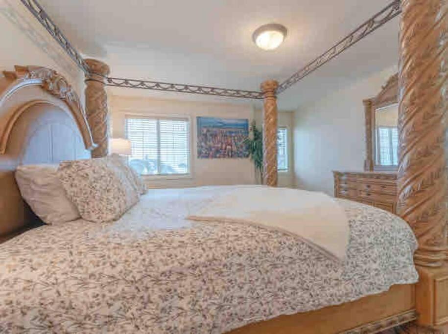 הוילה YYC 2500 Sq House In Springbank Hill Bl 261818 מראה חיצוני תמונה