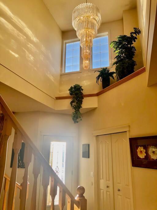 הוילה YYC 2500 Sq House In Springbank Hill Bl 261818 מראה חיצוני תמונה