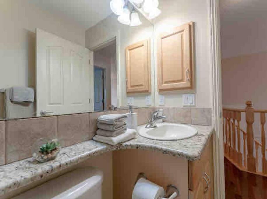 הוילה YYC 2500 Sq House In Springbank Hill Bl 261818 מראה חיצוני תמונה