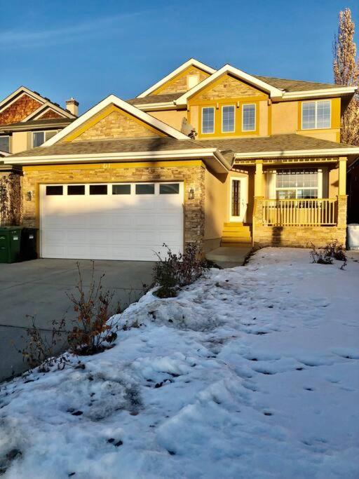 הוילה YYC 2500 Sq House In Springbank Hill Bl 261818 מראה חיצוני תמונה
