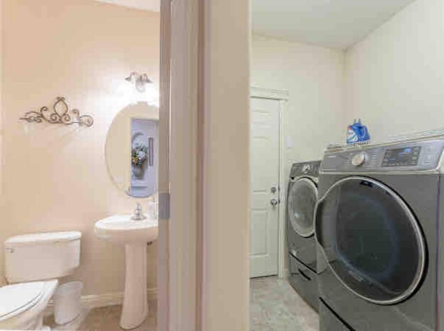 הוילה YYC 2500 Sq House In Springbank Hill Bl 261818 מראה חיצוני תמונה