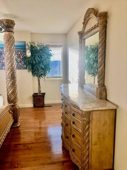הוילה YYC 2500 Sq House In Springbank Hill Bl 261818 מראה חיצוני תמונה