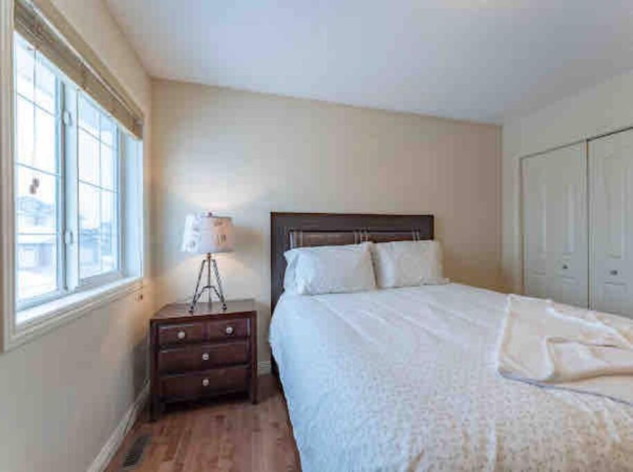 הוילה YYC 2500 Sq House In Springbank Hill Bl 261818 מראה חיצוני תמונה