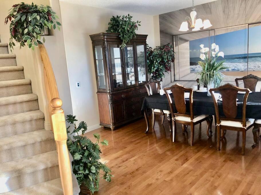 הוילה YYC 2500 Sq House In Springbank Hill Bl 261818 מראה חיצוני תמונה