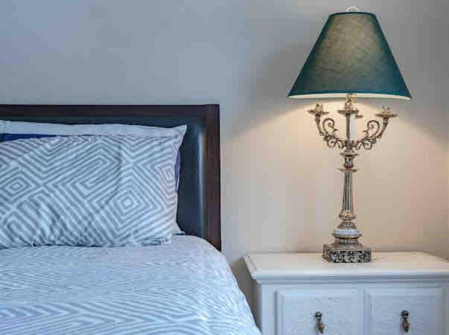 הוילה YYC 2500 Sq House In Springbank Hill Bl 261818 מראה חיצוני תמונה