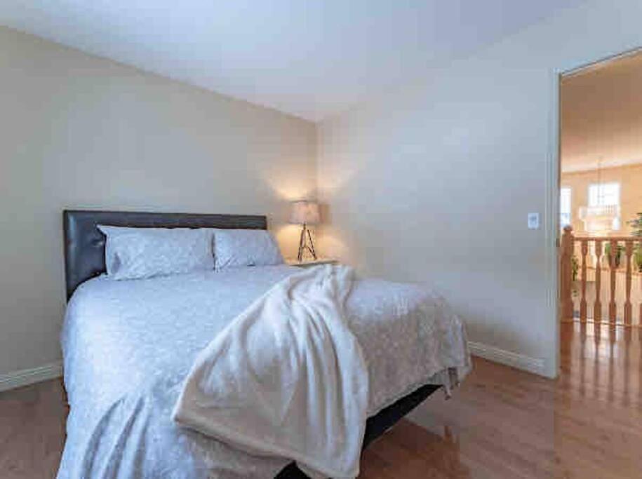 הוילה YYC 2500 Sq House In Springbank Hill Bl 261818 מראה חיצוני תמונה