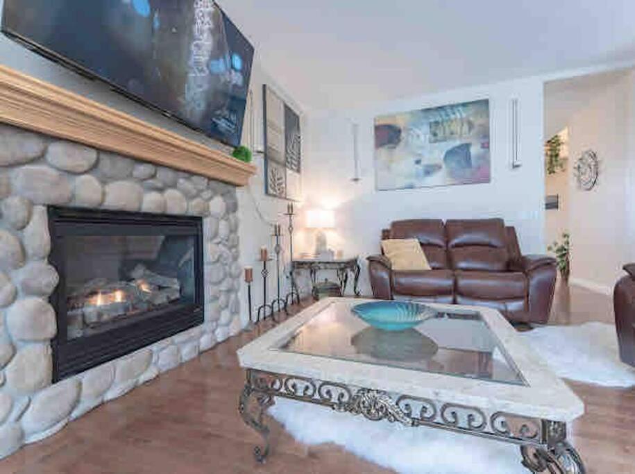 הוילה YYC 2500 Sq House In Springbank Hill Bl 261818 מראה חיצוני תמונה