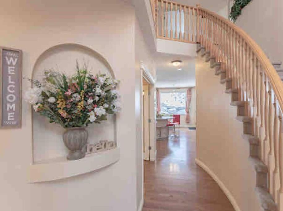 הוילה YYC 2500 Sq House In Springbank Hill Bl 261818 מראה חיצוני תמונה