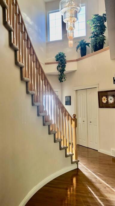 הוילה YYC 2500 Sq House In Springbank Hill Bl 261818 מראה חיצוני תמונה