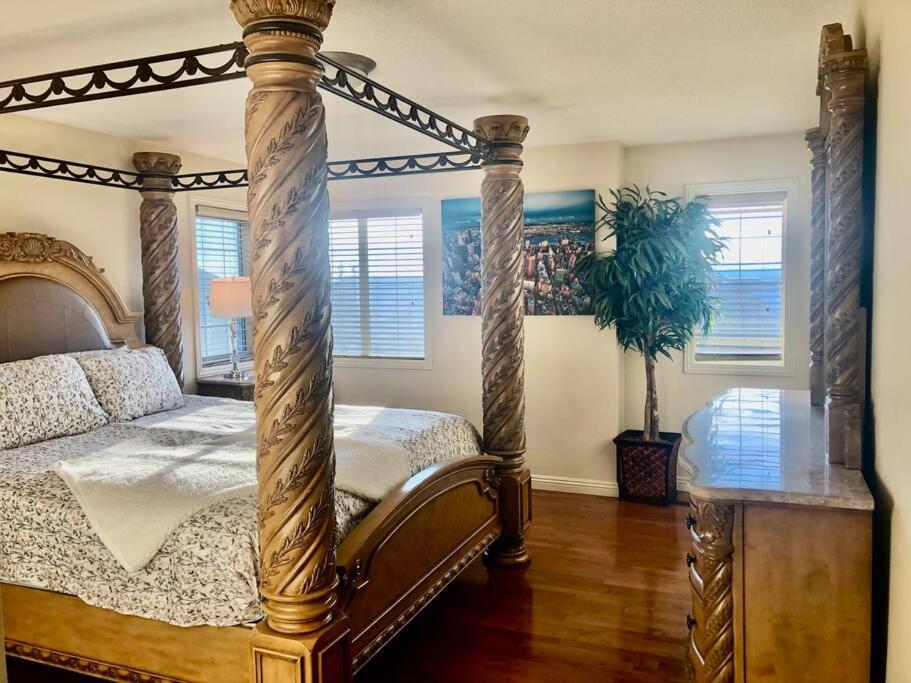 הוילה YYC 2500 Sq House In Springbank Hill Bl 261818 מראה חיצוני תמונה