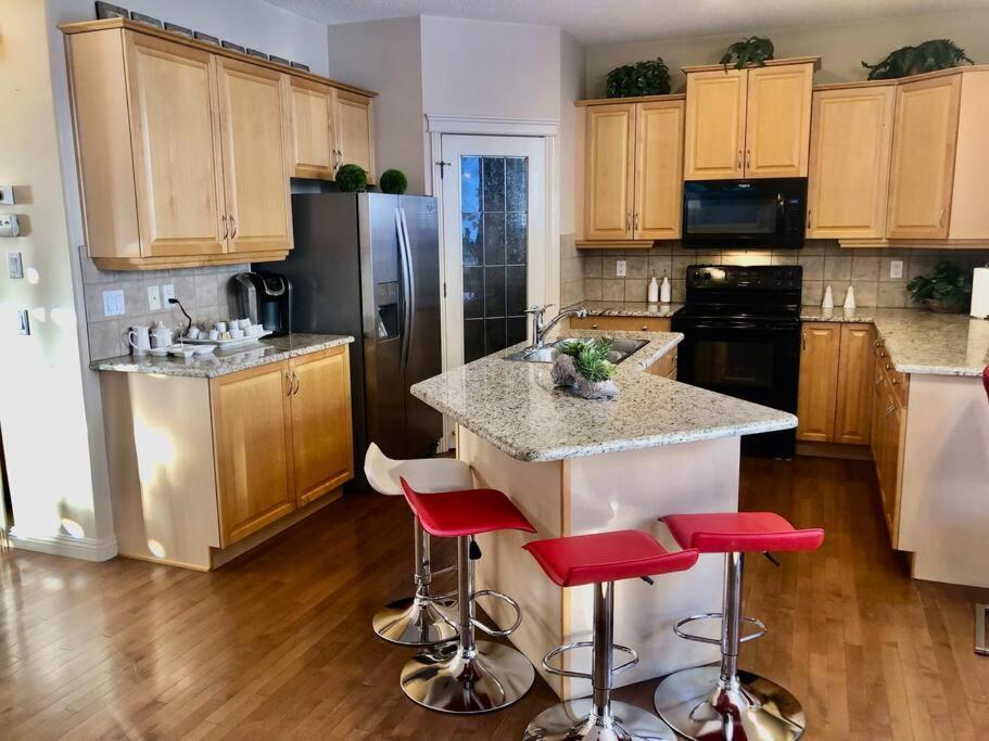 הוילה YYC 2500 Sq House In Springbank Hill Bl 261818 מראה חיצוני תמונה