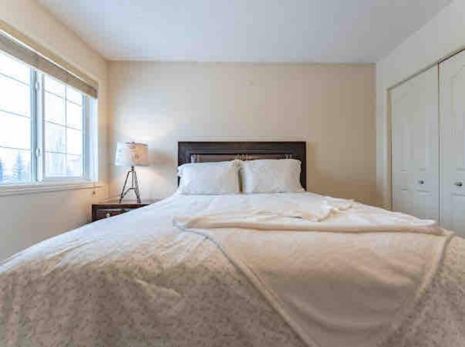 הוילה YYC 2500 Sq House In Springbank Hill Bl 261818 מראה חיצוני תמונה
