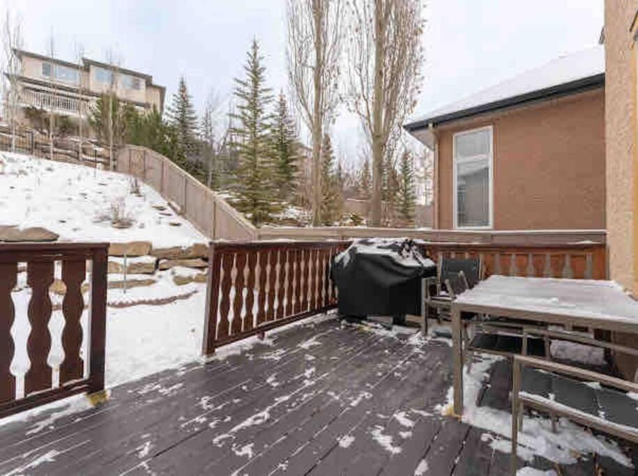 הוילה YYC 2500 Sq House In Springbank Hill Bl 261818 מראה חיצוני תמונה