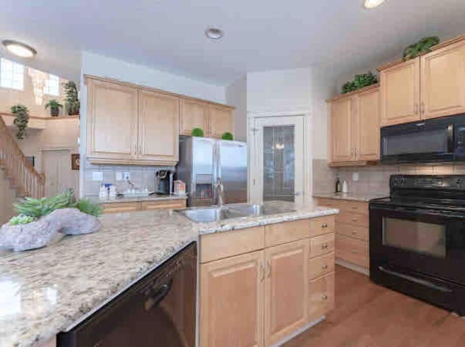 הוילה YYC 2500 Sq House In Springbank Hill Bl 261818 מראה חיצוני תמונה