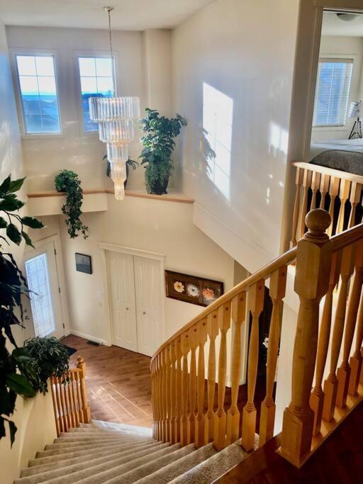 הוילה YYC 2500 Sq House In Springbank Hill Bl 261818 מראה חיצוני תמונה