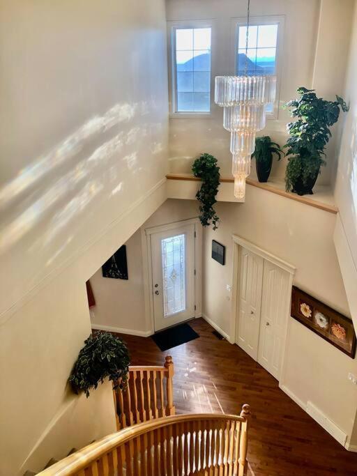 הוילה YYC 2500 Sq House In Springbank Hill Bl 261818 מראה חיצוני תמונה