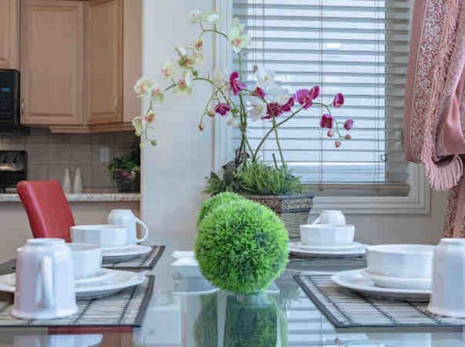 הוילה YYC 2500 Sq House In Springbank Hill Bl 261818 מראה חיצוני תמונה