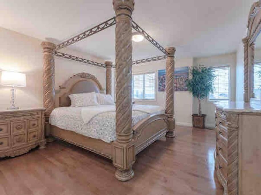 הוילה YYC 2500 Sq House In Springbank Hill Bl 261818 מראה חיצוני תמונה