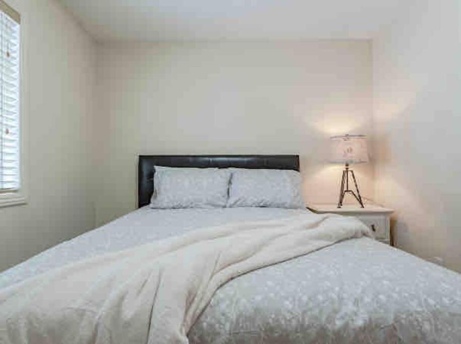 הוילה YYC 2500 Sq House In Springbank Hill Bl 261818 מראה חיצוני תמונה