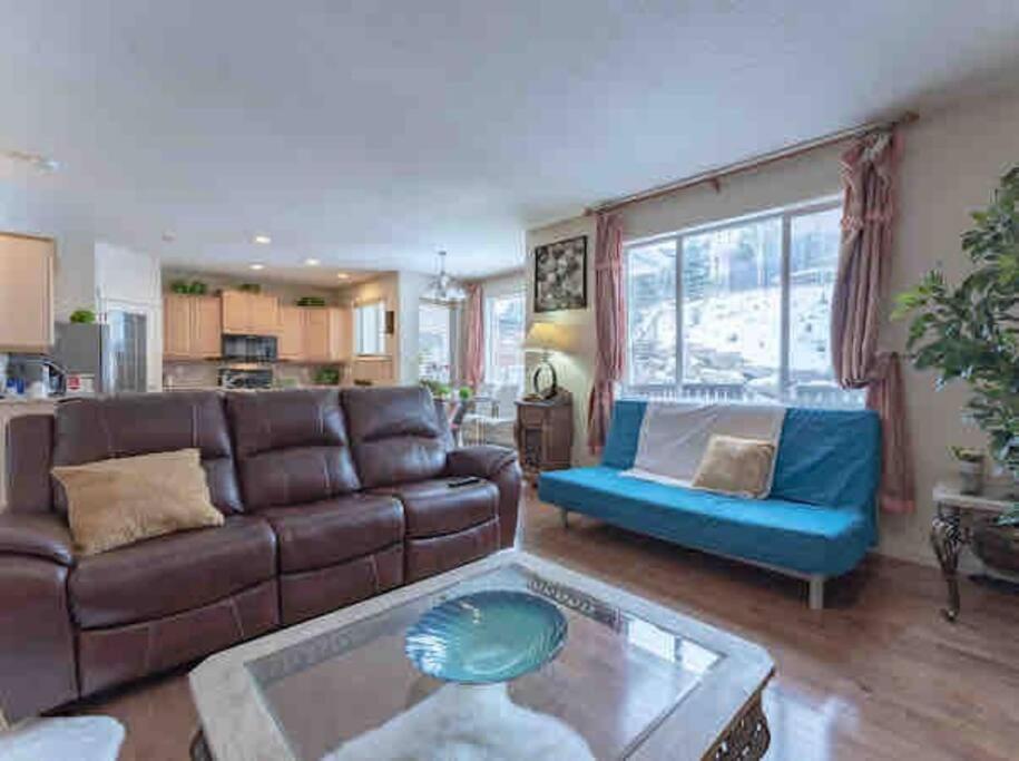 הוילה YYC 2500 Sq House In Springbank Hill Bl 261818 מראה חיצוני תמונה