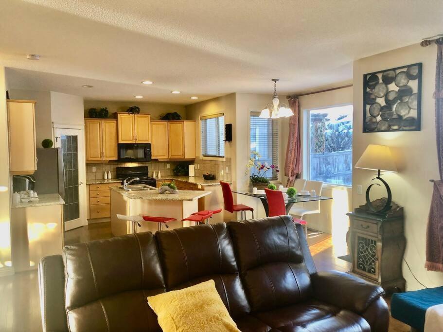 הוילה YYC 2500 Sq House In Springbank Hill Bl 261818 מראה חיצוני תמונה