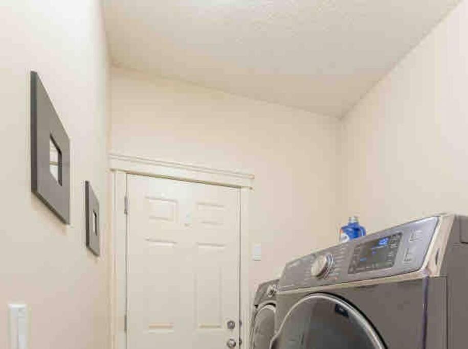 הוילה YYC 2500 Sq House In Springbank Hill Bl 261818 מראה חיצוני תמונה