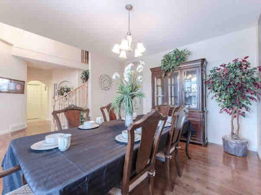 הוילה YYC 2500 Sq House In Springbank Hill Bl 261818 מראה חיצוני תמונה