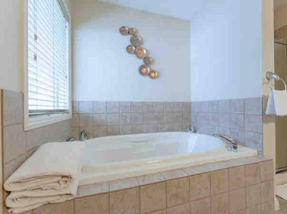 הוילה YYC 2500 Sq House In Springbank Hill Bl 261818 מראה חיצוני תמונה