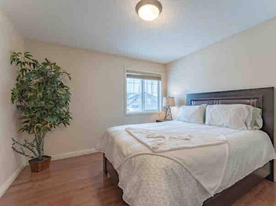 הוילה YYC 2500 Sq House In Springbank Hill Bl 261818 מראה חיצוני תמונה