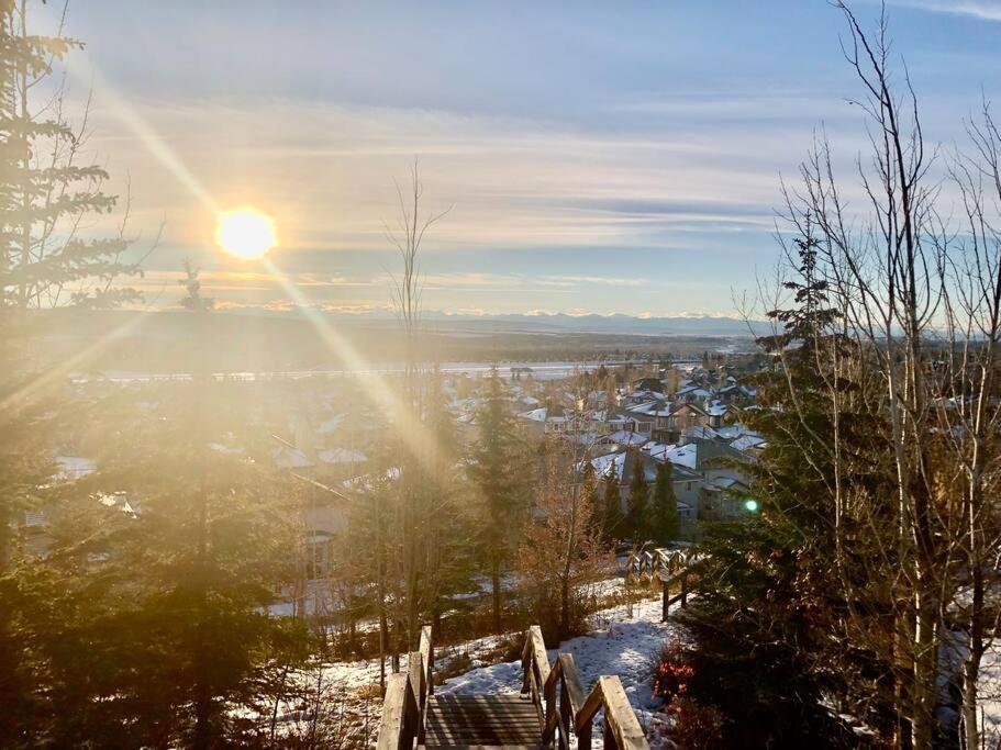 הוילה YYC 2500 Sq House In Springbank Hill Bl 261818 מראה חיצוני תמונה