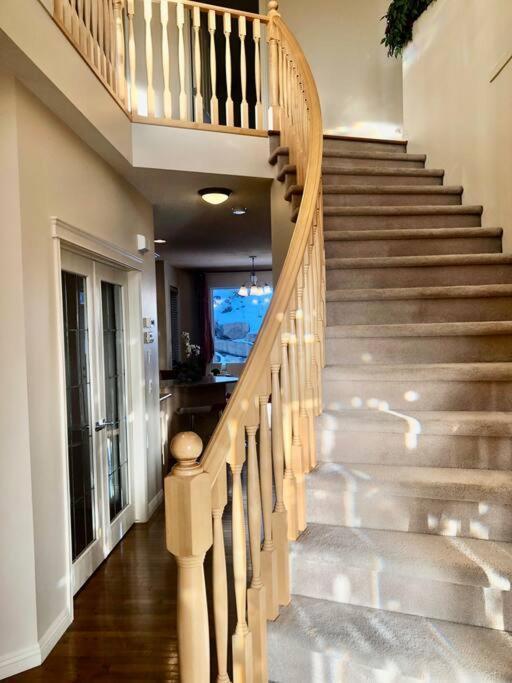 הוילה YYC 2500 Sq House In Springbank Hill Bl 261818 מראה חיצוני תמונה